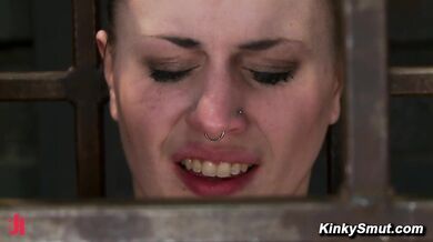 Katharine Cane, con los ojos vendados, encerrada en una jaula y azotada en los pies con un bastón hasta que se corre