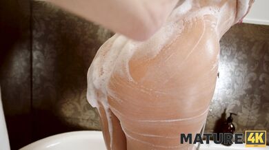 Blonďatá MILF svádí ve vaně svého plachého spolubydlícího