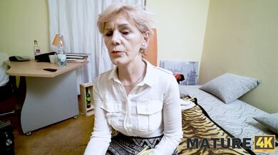 Dojrzała agentka ubezpieczeniowa nie potrafi oprzeć się swojemu gorącemu klientowi
