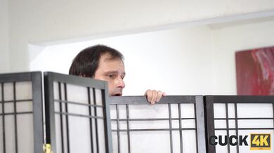Wytatuowana żona zdradza, a jej mąż patrzy