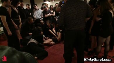Jessie Cox bekommt einen Ã¶ffentlichen Bondage-Gangbang im Schloss