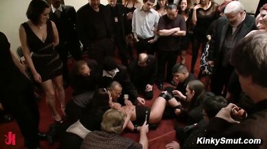 Jessie Cox bekommt einen Ã¶ffentlichen Bondage-Gangbang im Schloss