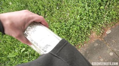 POV šukanie s jedlom v aute