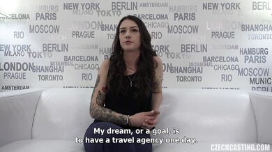 20-ročná potetovaná amatérka jebaná zozadu