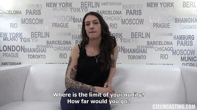 20-ročná potetovaná amatérka jebaná zozadu