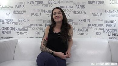 20-ročná potetovaná amatérka jebaná zozadu