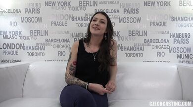 20-ročná potetovaná amatérka jebaná zozadu