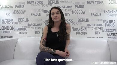 20-ročná potetovaná amatérka jebaná zozadu