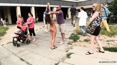 Kari Milla nahá na verejnosti