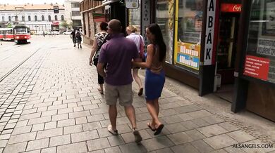 Kari Milla nahá na verejnosti