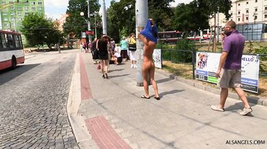 Kari Milla nahá na verejnosti