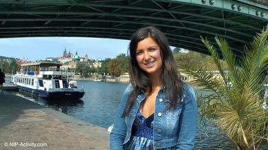 Katie Oliver apareció desnuda en las calles de Praga