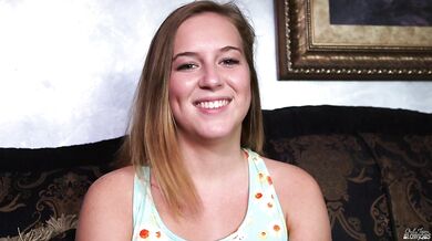 Charli Maverick chupa una polla enorme