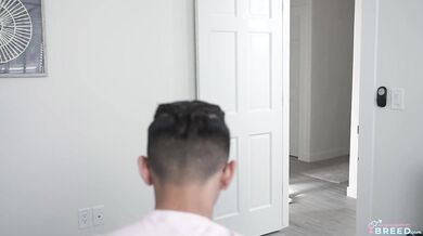 Prsatá macecha Jennifer White šuká nadrženého nevlastního syna