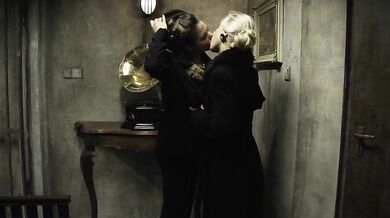 Mandy Dee šuká starého chlapa v retro pornu