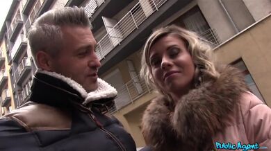 Un hombre se deja follar la polla por su mujer - Vicky Love