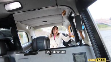 Ruská MILF Kitana Lure si vezme taxi a taxikářův obrovský penis