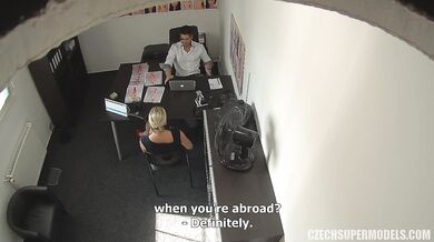 Sexy modelka šuká agenta v kanceláři