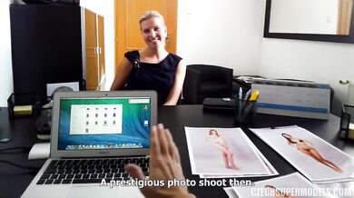 Sexy modelka šuká agenta v kanceláři