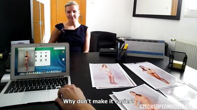 Sexy modelka šuká agenta v kanceláři