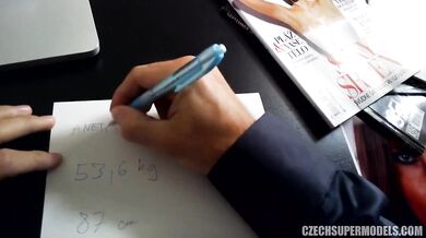 Sexy modelka šuká agenta v kanceláři