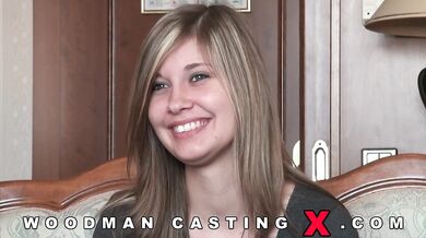 Sexi amatérska blondínka u Woodmana - Holly Belle