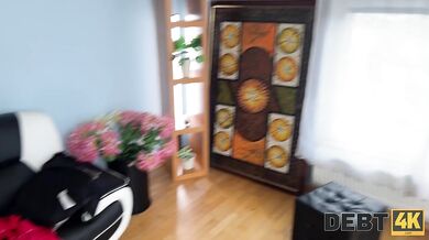 Olivia Sparkle spláca svoj dlh drsnou súložou