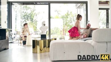 Una Fairy souloží s otcem svého přítele