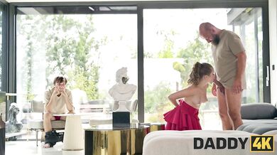 Una Fairy souloží s otcem svého přítele