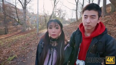 Sexy ázijská dievčina dáva parohy svojmu priateľovi