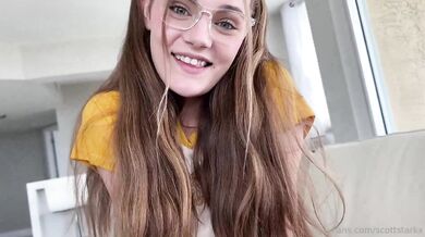 Una pequeña recibe su dosis diaria de pastel de crema - Juniper Ren