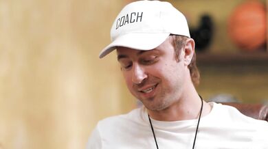 Coach sa hrá s dvoma mladými teenkami - Khloe Kapri a Kyler Quinn