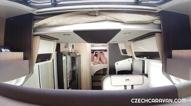 Černovlasá kočička Freya Dee šuká v karavanu