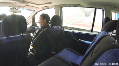 Pravá zkušená kurva ošukaná v autě