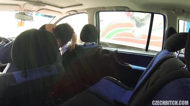 Pravá zkušená kurva ošukaná v autě