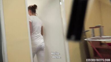 Prsnatá masérka si zarobí nejaké peniaze navyše