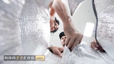 BRAZZERS - Jennifer White dostane dvojité šukání od doručovatele a maséra před svým mužem