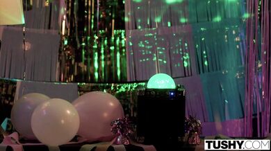 TUSHY - Kiki quiere 2 cosas para su cumpleaños, Oliver y sexo anal