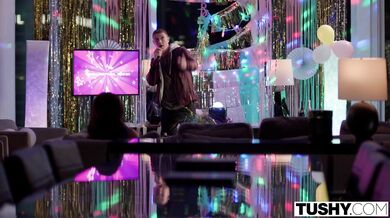 TUSHY - Kiki quiere 2 cosas para su cumpleaños, Oliver y sexo anal