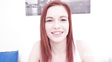 La pelirroja checa Sophia Traxler folla con una polla enorme en su culo apretado