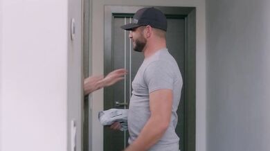 Potetovaná černovlasá kráska šuká v posteli