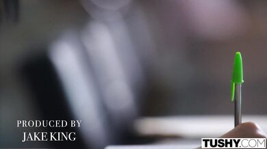 TUSHY - Drobná kočička Ryder sní o análu celý den i noc