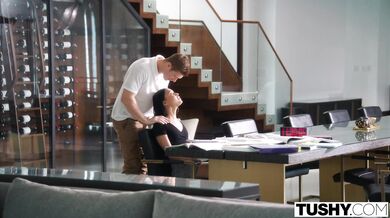 TUSHY - Drobná kočička Ryder sní o análu celý den i noc