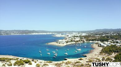 TUSHY - Ohromující Little Caprice má vášnivý anální sex