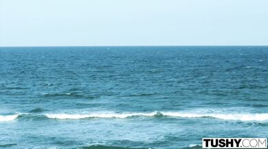 TUSHY - Ohromující Little Caprice má vášnivý anální sex