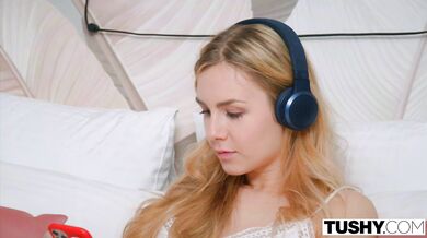 TUSHY - Anál milující blond studentka má žhavý sex se sousedem