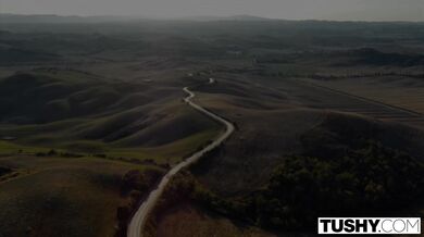 TUSHY - Análně chtivá brunetka svádí přítele svého manžela