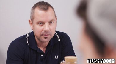 TUSHY - Análně chtivá brunetka svádí přítele svého manžela