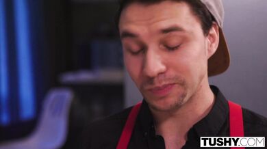 TUSHY - Análně chtivá brunetka svádí přítele svého manžela