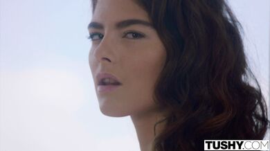 TUSHY - Las europeas Emile y Sara son profesionales del trío anal